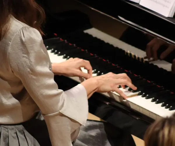 Curso Piano Fluente - Simone Leitão Liberdade e Confiança ao Piano! Desbloqueie seu Potencial Pianístico​ Desenvolva sua autoconfiança no piano, aperfeiçoe a agilidade nas teclas e alcance uma performance de excelência.​